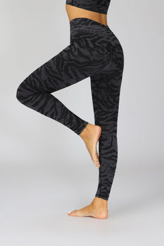 New camouflage seamless cropped pants with tiger pattern fitness pants, yoga suit, bra, and pants set